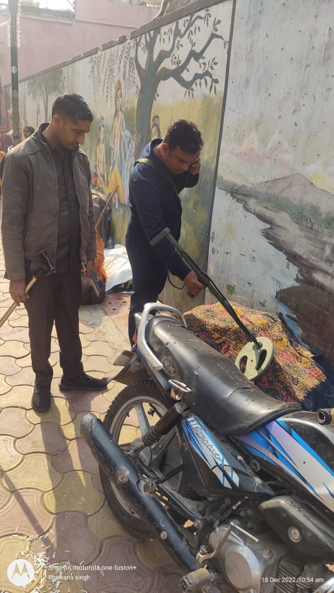 mathurapolice's tweet photo. चैकिंग- श्री बाँके बिहारी जी मंदिर, वृन्दावन

#SSP_MTA के निर्देशन में आगामी त्योहारों के दृष्टिगत श्री बाँके बिहारी जी मन्दिर, वृन्दावन व आस पास के भीड़-भाड़ वाले क्षेत्र/बाजार की सुरक्षा को सुदृढ़ करने हेतु एन्टी सैबोटाज-चैकिंग “ए0एस0 चैक टीम” द्वारा की जा रही है । https://t.co/0YLZ89NsBr