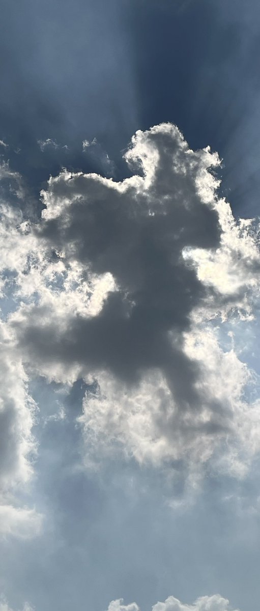 GaryLineker's tweet image. Who’s that running up above shrouded in Argentinian colours? Is Diego looking down? 🙌🏻