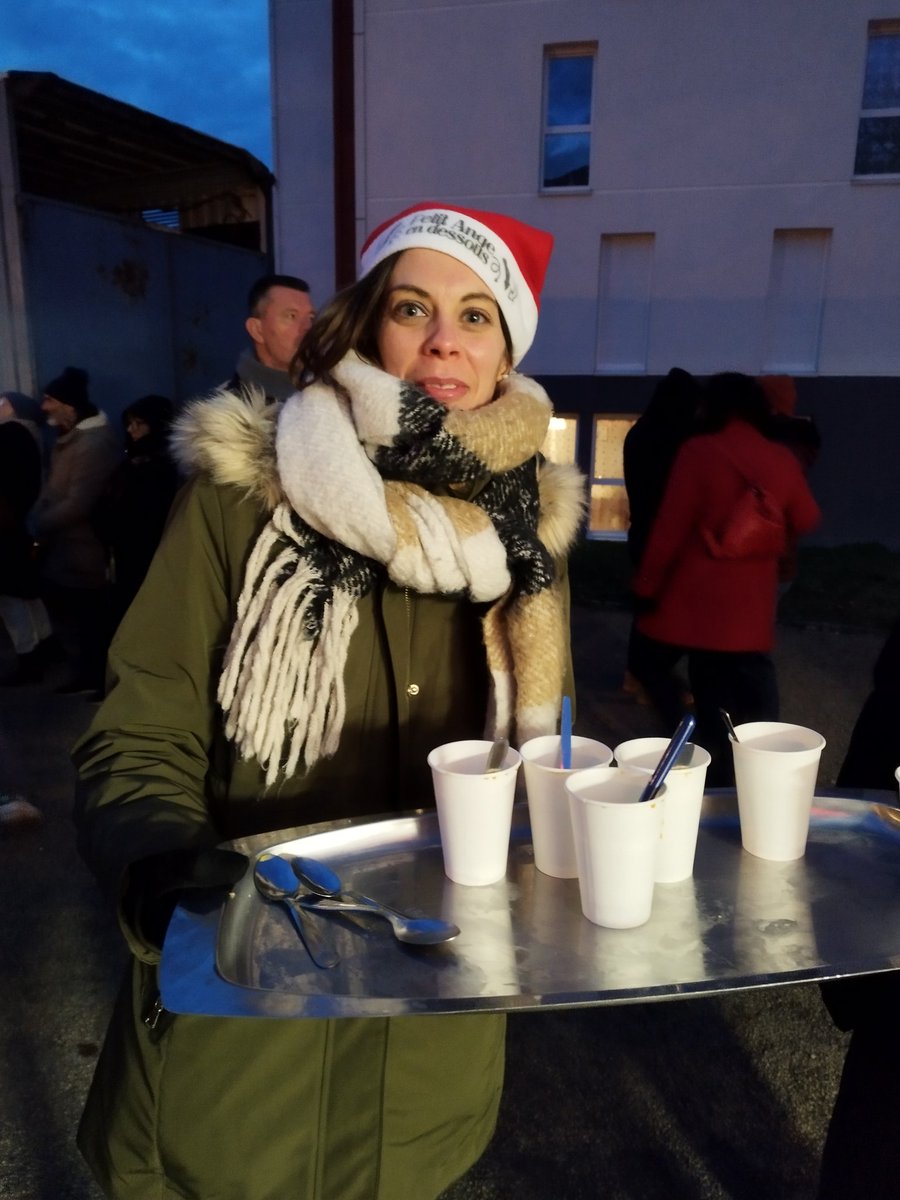 mlclavreul's tweet photo. C'était la fête hier soir pour la mise en lumière du quartier d'Hilard.
Merci au CALNO, à l'Association de Parents d'élèves, à @lapyramidelaval à @MeduaneHabitat et à toute l'équipe de la maison de quartier pour l'organisation de cette belle soirée. https://t.co/JY6tF04Nlb