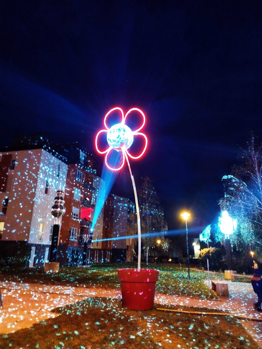mlclavreul's tweet photo. C'était la fête hier soir pour la mise en lumière du quartier d'Hilard.
Merci au CALNO, à l'Association de Parents d'élèves, à @lapyramidelaval à @MeduaneHabitat et à toute l'équipe de la maison de quartier pour l'organisation de cette belle soirée. https://t.co/JY6tF04Nlb