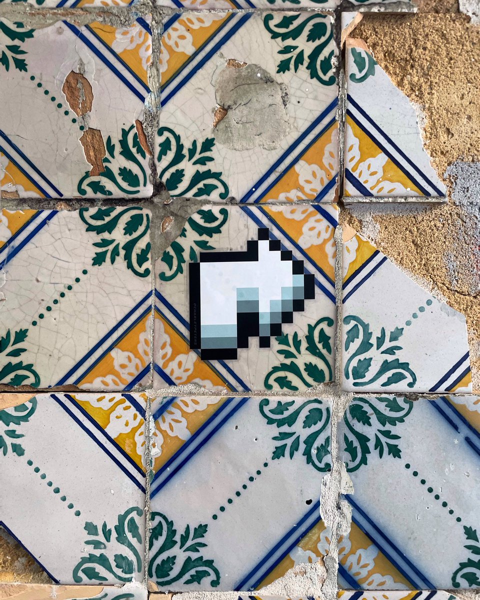 ➡️ Pixel arrow sticker in Alfama, Lisbon, November 2022.

#publicart #publicartist #femaleartist #charleypeters #streetart #graphicart #sitespecificart #womenartists #stickerart #womenart #stickerslap #stickerartist #artshop #affordableart #urbanarchitecture