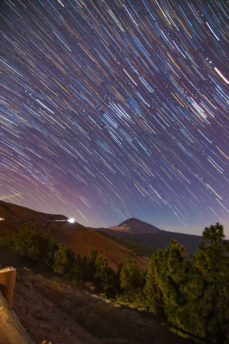 Anhelando una estampa invernal. A las puertas del comienzo de la estación de invierno, el Parque Nacional del Teide permanece a la espera para vestirse de blanco.  Mientras tanto, las estrellas continúan dibujando su estela en el cielo 💫💫#startrailsphotography #teide