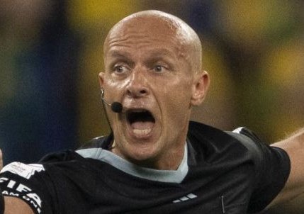 MemitterPL's tweet photo. PILNE! Jednak nie będzie Polaka w finale #WorldcupQatar2022 

Sędzia Szymon Marciniak został zawieszony przez TSUE za brak praworządności w państwie, które reprezentuje 🇵🇱. #FRAARG 

Chodzi o złamanie art. 36 § 2 ustawy z dn. 6 czerwca 1997 https://t.co/hzp4SbPhEe