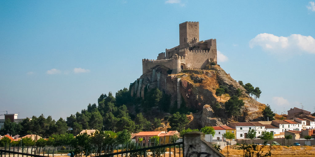 SpainSEA's tweet photo. #OnceUponATime ada sebuah kastil yang ditaklukkan oleh Jaime I dari #Aragon 🏰
#CastilloDeAlmansa adalah salah satu kastil terindah di area ini. Menariknya, bangunan ini berasal dari abad ke-14 😍
👉 https://t.co/P0pStiOqiw
#YouDeserveSpain #VisitSpain #SpainArt @TurismoCLM https://t.co/u6xYbgxMLj
