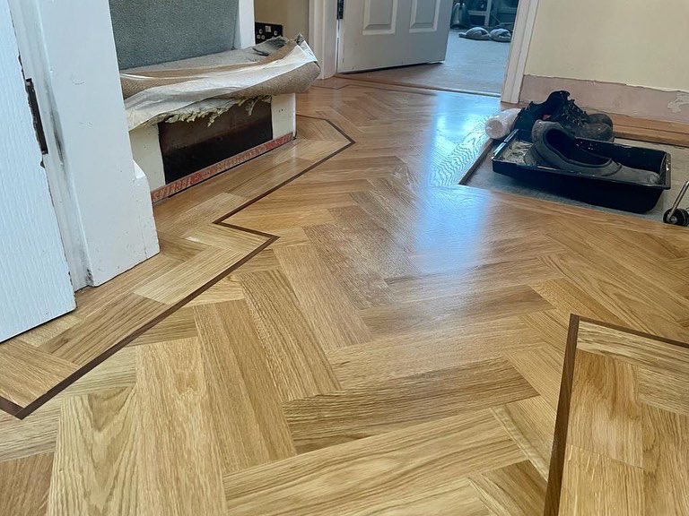 GreyspaceFloors's tweet photo. Solid oak parquet with a walnut feature strip 🤩 Finished with Osmo Clear Satin. https://t.co/hHeR0upU9k