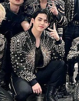 couptteok's tweet photo. BIAS                                      BIAS WRECKER https://t.co/mRQniScDTm