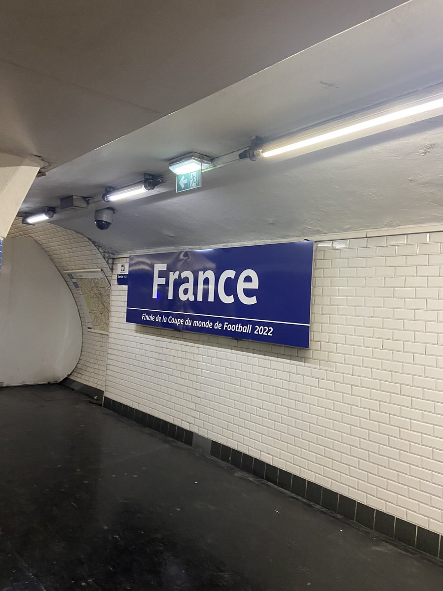 Footballogue's tweet photo. La station « Argentine » du métro parisien a été renommée « France » ce matin 😄 🇫🇷 

(@hortense_crepin) https://t.co/pTUsswx7zG
