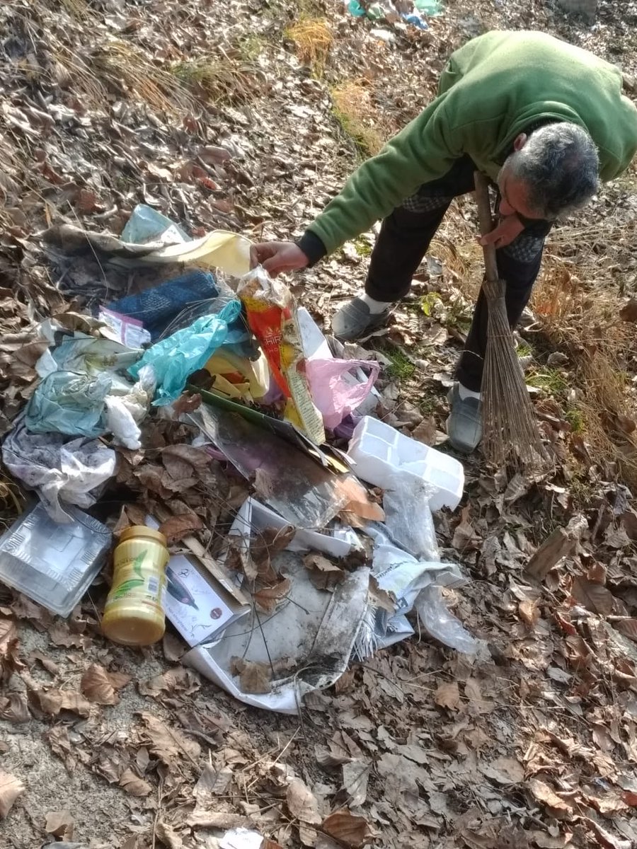 DCAnantnag's tweet photo. Ph Sadiwara A: Massive campaign for solid waste management spearheaded by Sarpanch Adv Farooq Ganai. Cleanliness drives in public spaces, water bodies, drains being taken up with focus on scientific disposal of waste

@basharatias_dr @diprjk @jkrddpr https://t.co/cNtGqxZfsL