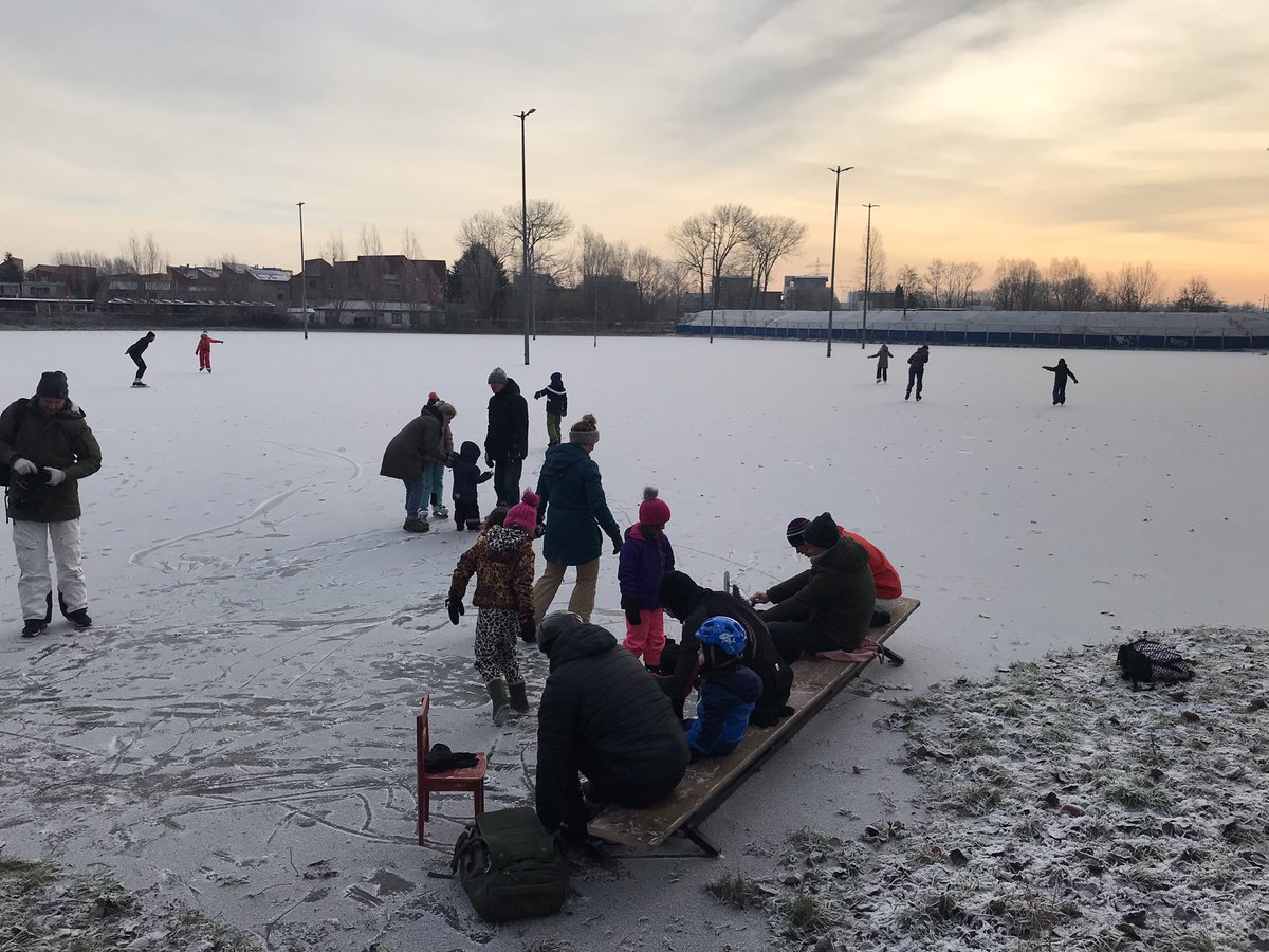 Schaatsfeest bij IJsbaan is begonnen. IJsplezier voor heel Oegstgeest.
