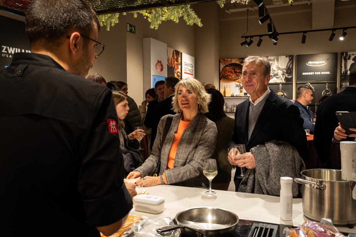 MOScomunicacion's tweet photo. Éxito en el "Press Open Day" @Zwilling Bilbao.
Gracias a los compañeros de medios de comunicación, periodistas y profesionales gastronómicos por vuestro trabajo y compañía.😃👏🏼👏🏼
Felicidades equipo Zwilling Bilbao, good job! #Bilbao #ZWILLING1731 #Culinaryworld #Euskadi https://t.co/Ss3iebbIsE