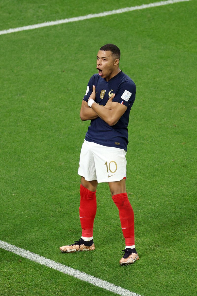 Reka Niyambarire Agapfuka munwa 😂😂 Messi Or Mbappe  choose wisely
