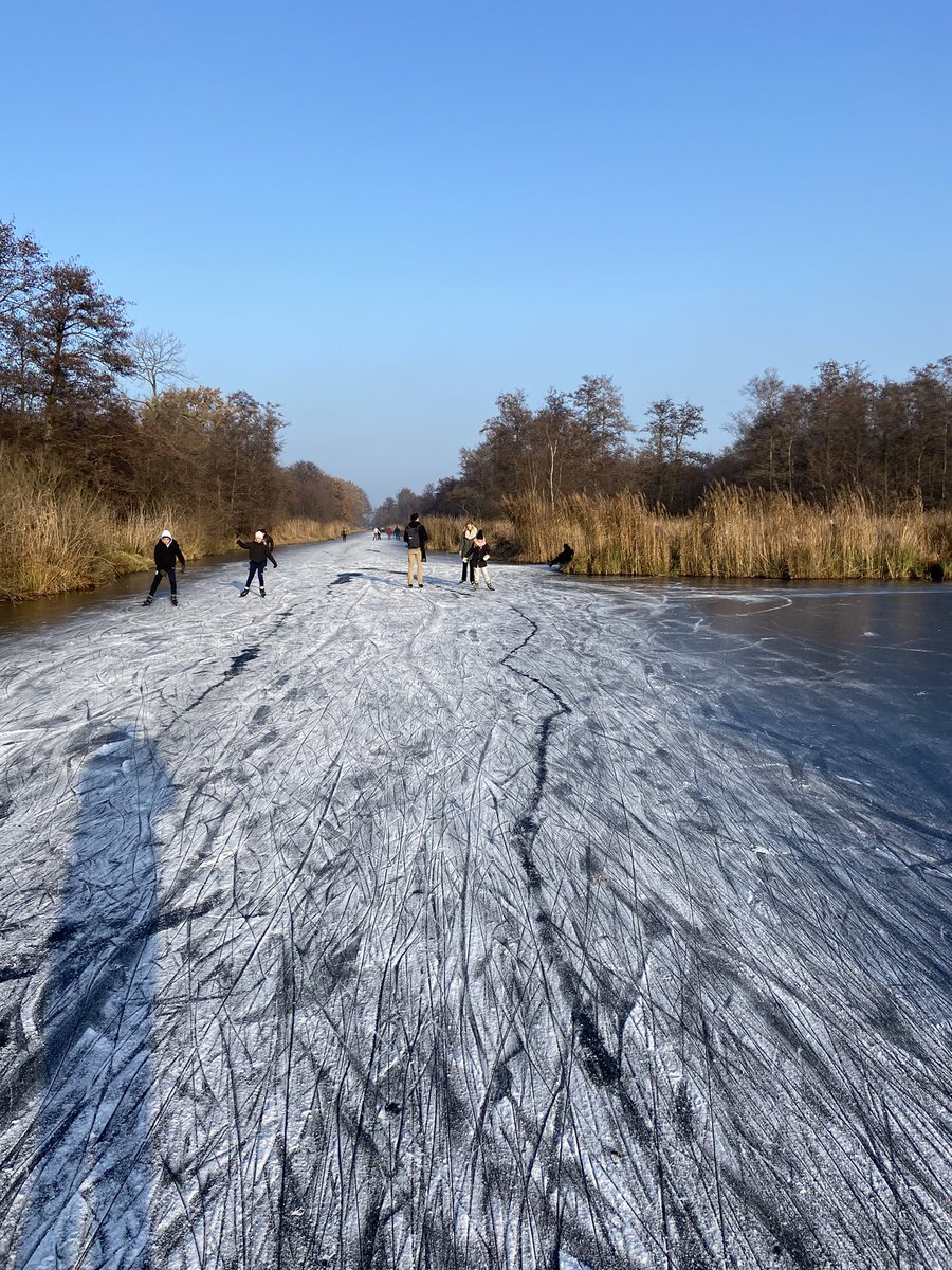 gerhin's tweet image. Schaatsten op de Ankeveense plassen
