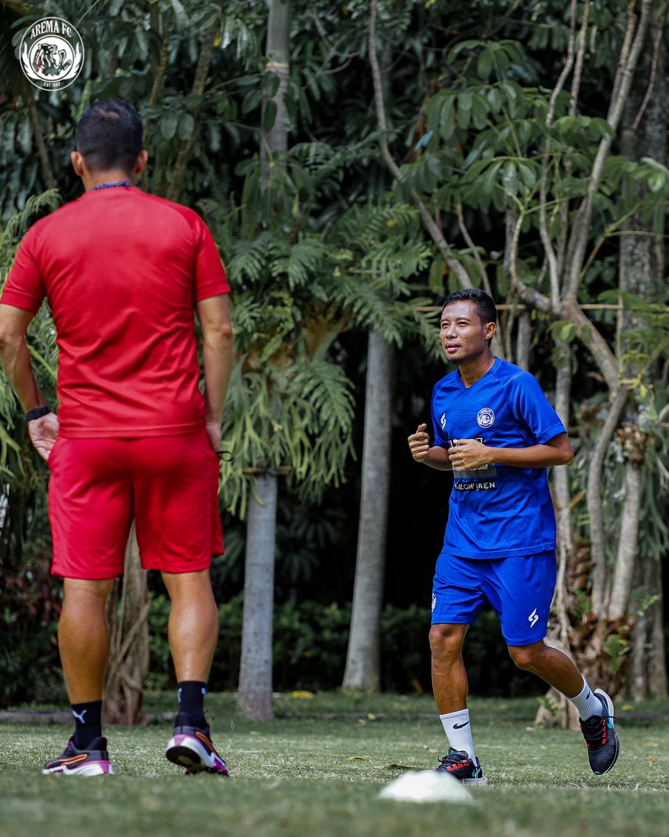 AremafcOfficial's tweet photo. Tak ada kata lelah untuk memberikan yang terbaik🏃‍♂️🔥

#usuttuntas #tegarbersatubangkitbersama 
#aremafc #aremania #salamsatujiwa
#bangkitbersama #briliga1kembali #nontondarirumah
#BriLiga1 https://t.co/G3xbtCjwhF