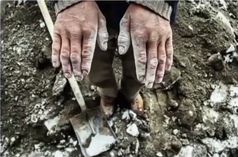 ۲۷ آذر ۱۴۰۱🍂🍁بازی تازه‌ای راه انداخته‌اند ، یکی را بگیر دوتا را آزاد کن ، سه تا را بگیر و یکی را آزاد کن ، هر کسی یک نفر در بند داشته باشد دیگر هوس نکند ما را بفرستد درکه. تنها راه ما اما #اعتصاب_سراسری #اعتصاب #زندانی_سیاسی_آزاد_باید_گردد عکس #علی_اسداللهی