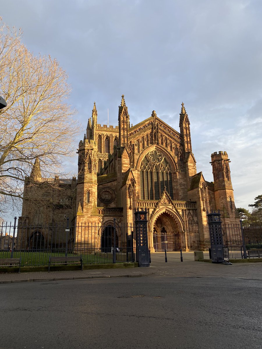 DowsMillerSeb's tweet photo. Visited the amazing chained #library and #MappaMundi at @HFDCathedral yesterday. A real treat to see that the (named!) scribe’s exhortation to pray for him was in Anglo-Norman, despite the rest of the Mappa being in Latin https://t.co/MhZ6DJT08v