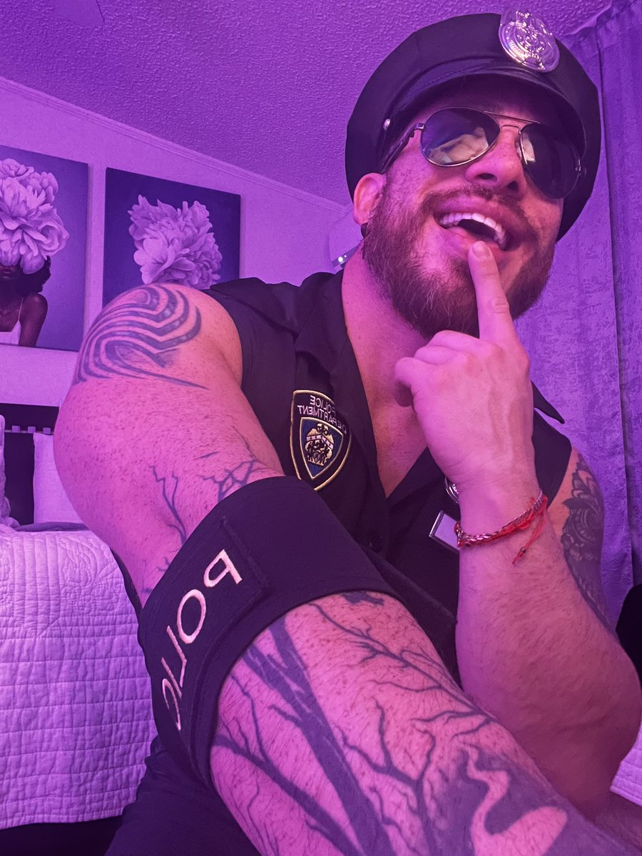 J_jolux's tweet photo. Let’s play cops and robbers 😈🥵 #cop #sexycop #costume #FeelingMyself https://t.co/NbyUqXh46g