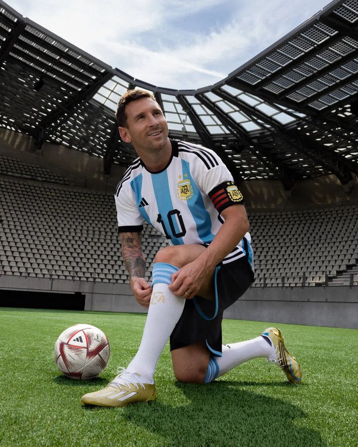 Bueno iré a un party de birthday a un club, pero antes de irme dejaré esto por aquí.

Si argentina y MESSI levanta la copa del mundo mañana, daré 10 dólares a 4 personas, que interactúan a este Tweet y dejen su comentario, yo confío al final del partido mañana veremos que pasa 🇦🇷