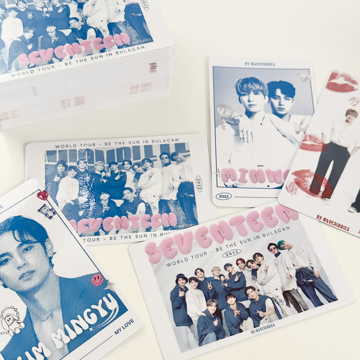 lvefiles's tweet photo. is anyone interested in claiming these freebies? I still have a lot of them 😭 the photocards failed to arrive before the con :(( https://t.co/2eSTABUU68