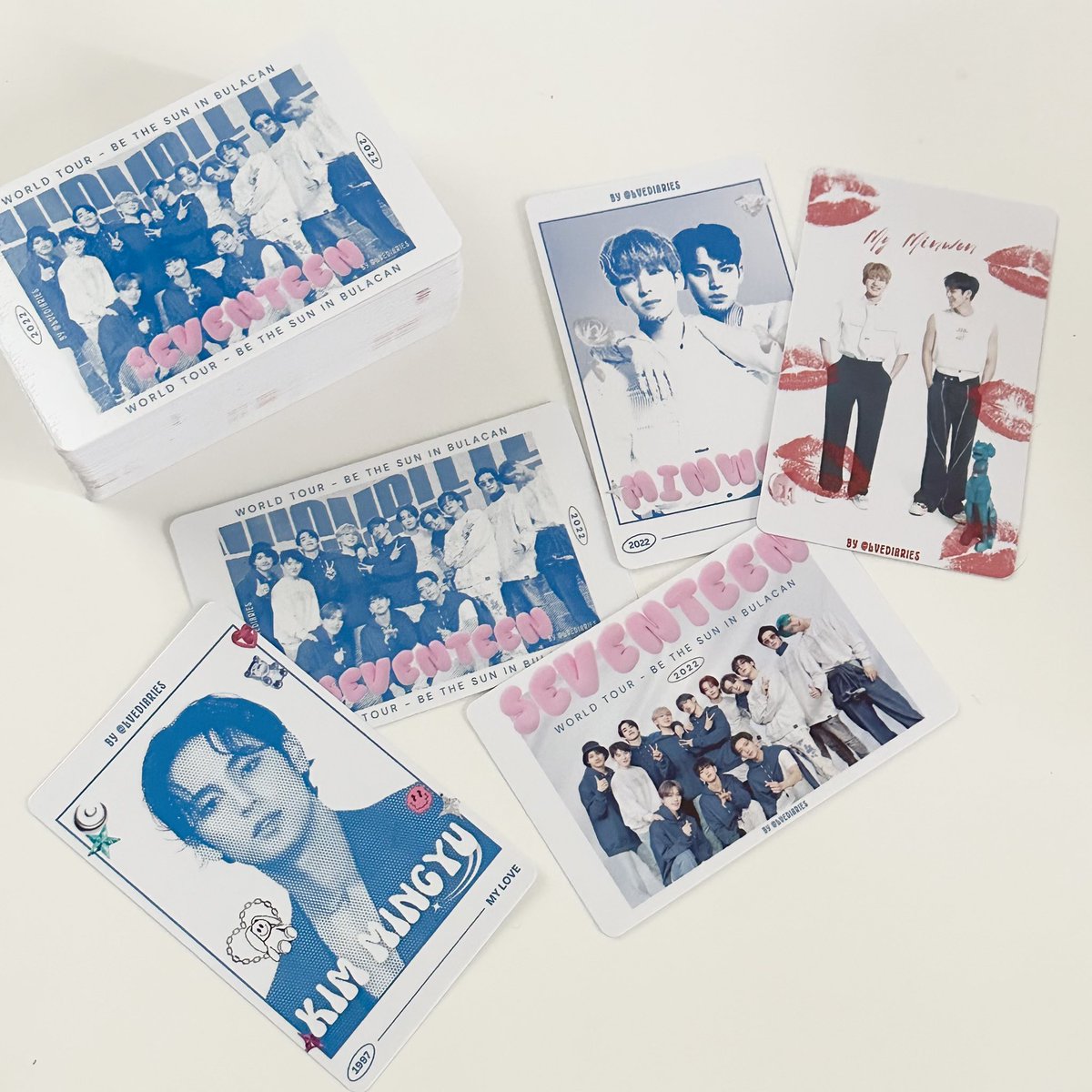 lvefiles's tweet photo. is anyone interested in claiming these freebies? I still have a lot of them 😭 the photocards failed to arrive before the con :(( https://t.co/2eSTABUU68