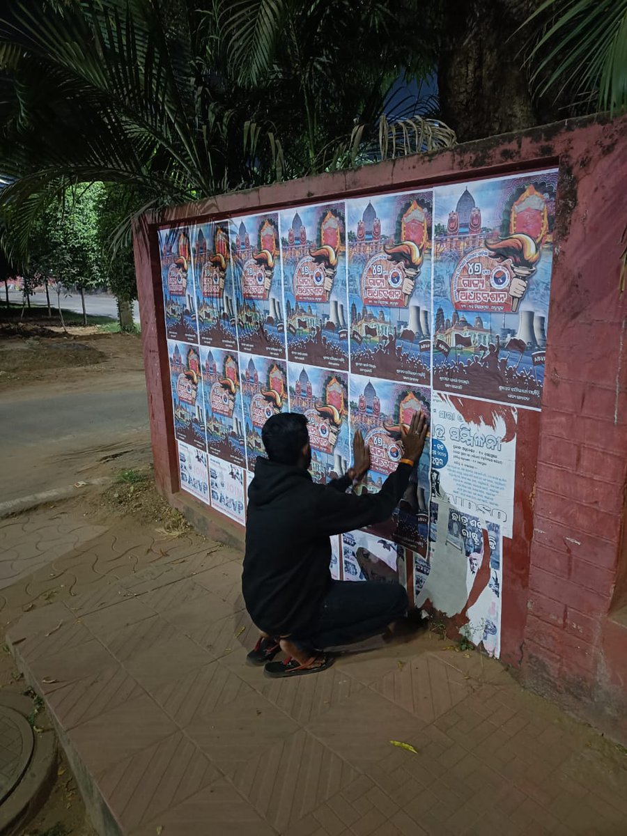 ABVPCuttack's tweet photo. ଆଗାମୀ ୪୭ତମ ରାଜ୍ୟ ଅଧିବେଶନ ପାଇଁ ରେଭେନ୍ସା ବିଶ୍ଵବିଦ୍ୟାଳୟର କାର୍ଯ୍ୟକର୍ତ୍ତା ମାନଙ୍କ ଦ୍ଵାରା କେମ୍ପସ ପରିସରରେ ପୋଷ୍ଟରିଂ କରାଯାଇଛି।
#47thABVPOdishaConf
#ABVPCuttack https://t.co/6Nrn2VPtwx