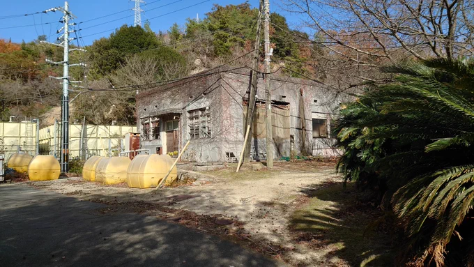 うさぎ島(大久野島)は旧軍の毒ガス研究所を含む要塞で遺跡がところどころにある。砲台の基礎は函館山とか友ヶ島などと共通の仕様がうかがえる。 
