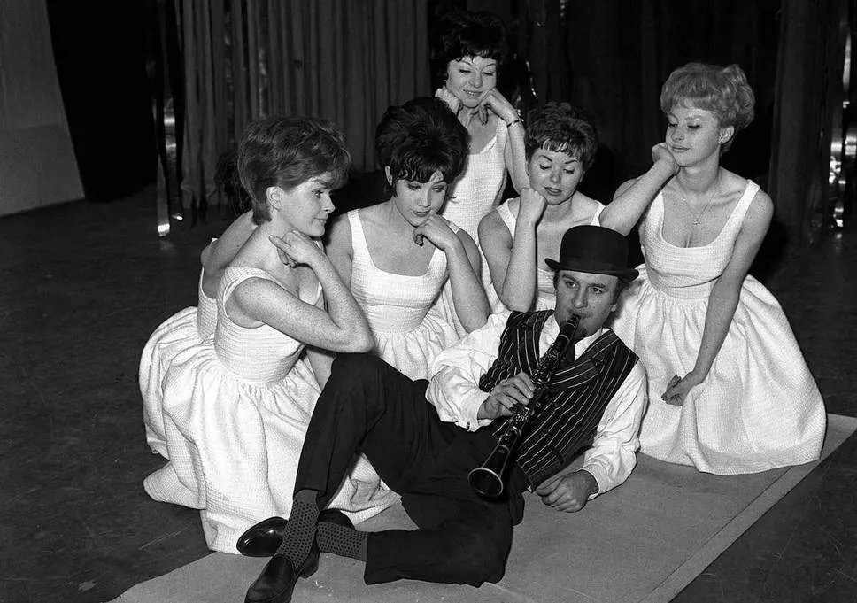 TalkingPicsTV's tweet photo. #AckerBilk blows up a musical feast in the musical comedy-drama BAND OF THIEVES (1962) 6am #TPTVsubtitles with #JenniferJayne #JimmyThompson https://t.co/Ry89XcJZBe