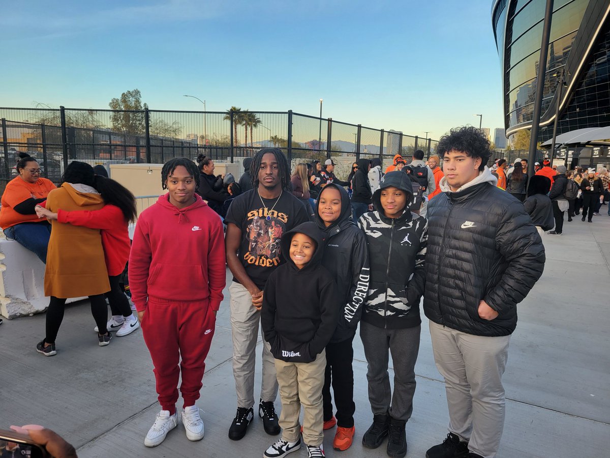 RCHS Family gathering at the @LasVegasBowl today to support @silasbolden_ , @shuagray & @BeaverFootball. @QMoten2 @Jordaanwebb @TR3YWILSON_ @Sitani_Mikaele #WeAreRancho 🖤💜