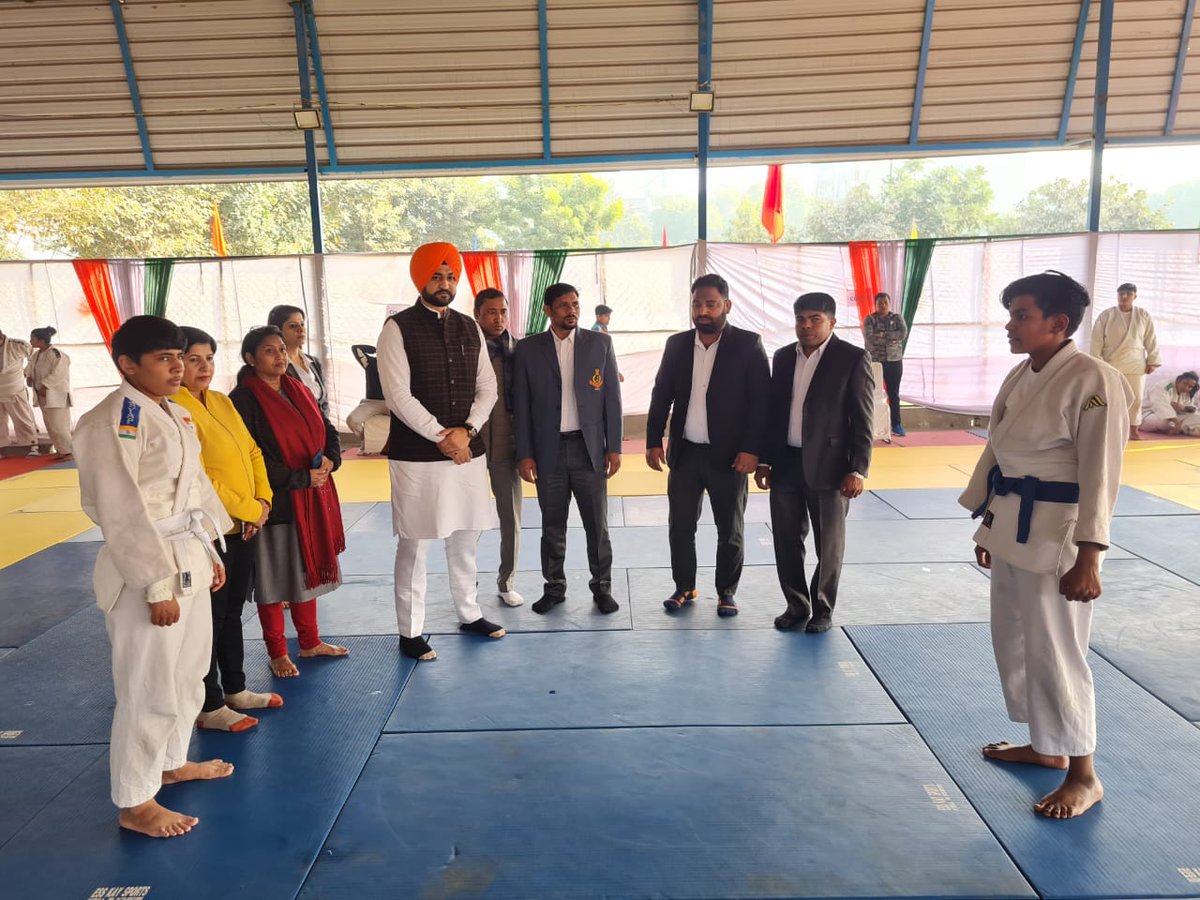 flickersingh's tweet photo. गुरुग्राम के नेहरू स्टेडियम में खेलो हरियाणा के दौरान आयोजित जूडो मुकाबलों को देखा और विजेता खिलाड़ियों को सम्मानित किया। हार जीत खेल का हिस्सा होती है, जीवन का नहीं। इसलिए हार से हताश ना होकर कड़ी मेहनत के साथ उसे जीत में बदलने के लिए निरंतर प्रयास करें। https://t.co/jFpOXylYiR