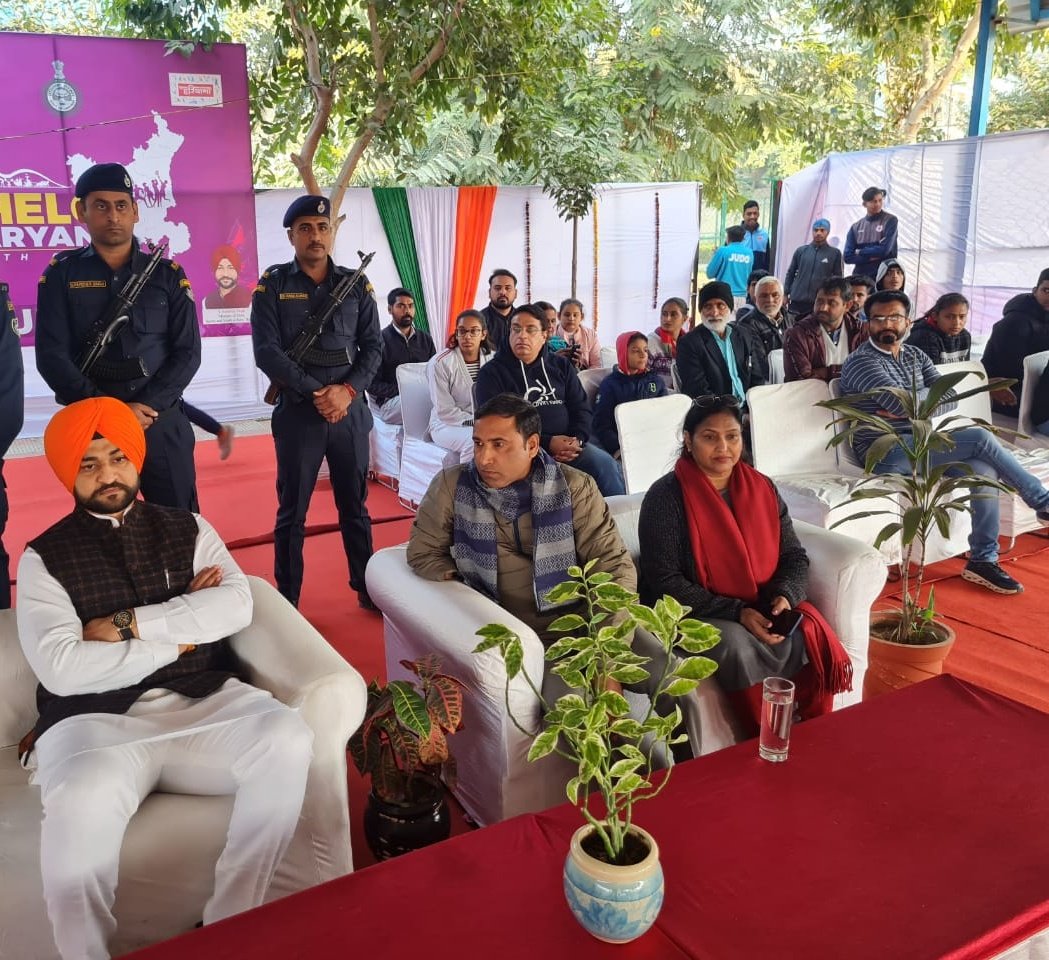 flickersingh's tweet photo. गुरुग्राम के नेहरू स्टेडियम में खेलो हरियाणा के दौरान आयोजित जूडो मुकाबलों को देखा और विजेता खिलाड़ियों को सम्मानित किया। हार जीत खेल का हिस्सा होती है, जीवन का नहीं। इसलिए हार से हताश ना होकर कड़ी मेहनत के साथ उसे जीत में बदलने के लिए निरंतर प्रयास करें। https://t.co/jFpOXylYiR