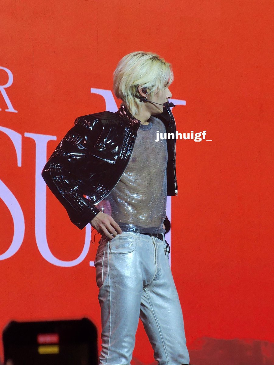 juncheolthinker's tweet photo. i was thanking the lord last night because he wasn't in a croptop anymore (for my sanity) but then i realized this was his fit?!!! HE SHOWED HIS WHOLE BODY https://t.co/k7ysEFGcq7