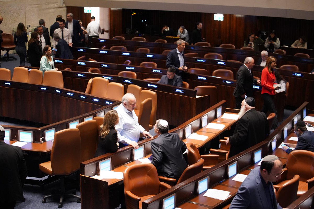 الهيئة العامة في #الكنيست تبدأ اليوم (الأحد) مداولات إلغاء إمكانية قيام 4 أعضاء كنيست بالانفصال عن الكتلة التي ينتمون إليها عشية إقرار الاقتراح بالقراءة الثانية والثالثة. الاقتراح الجديد يسمح لعضوي كنيست على الأقل بالانفصال عن كتلة شرط أن يمثلوا ثلث الكتلة وأكثر