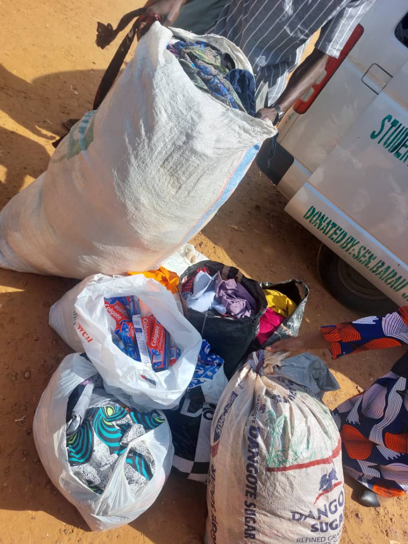 buklawclinic's tweet photo. Yesterday, 17th December, 2022, the @buklawclinic visited the Goron Dutse Correctional Facility to donate the received clothings.
A total sum of 9k was received as donation and it was used in buying toothpastes/toothbrushes .
Thank you everyone for the Donations. #BULC https://t.co/9VHwrh6a5O