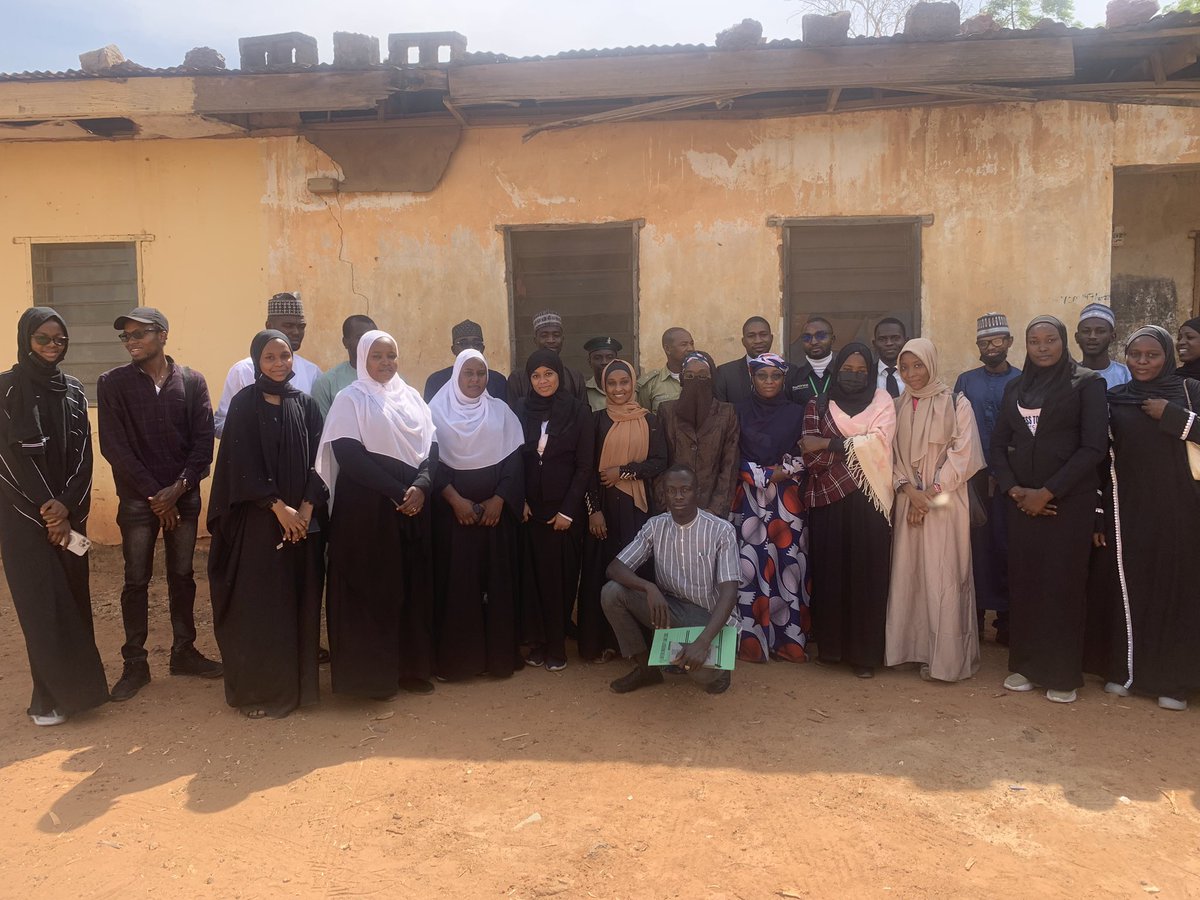 buklawclinic's tweet photo. Yesterday, 17th December, 2022, the @buklawclinic visited the Goron Dutse Correctional Facility to donate the received clothings.
A total sum of 9k was received as donation and it was used in buying toothpastes/toothbrushes .
Thank you everyone for the Donations. #BULC https://t.co/9VHwrh6a5O