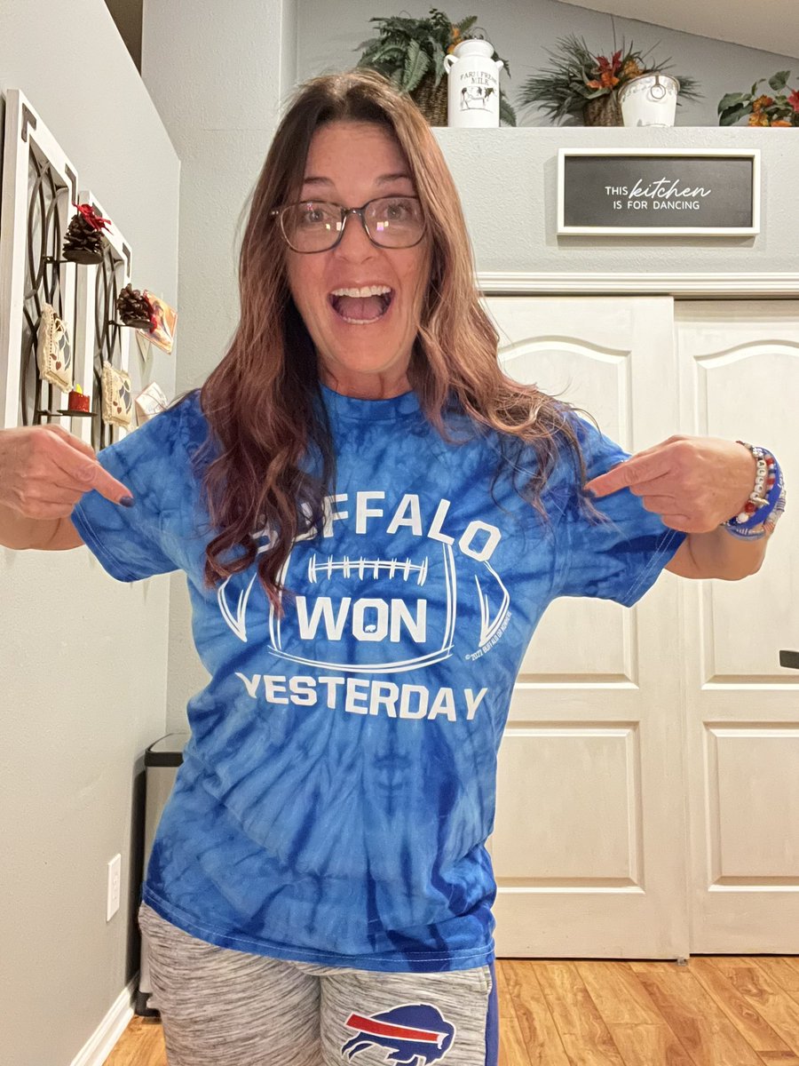 billsmafiamom1's tweet photo. Fit #5 🤣💙 I shall wear this for the next 24 hours #afceastdivisionwinners #buffalobills #BillsMafia https://t.co/A86Uq8CsCa