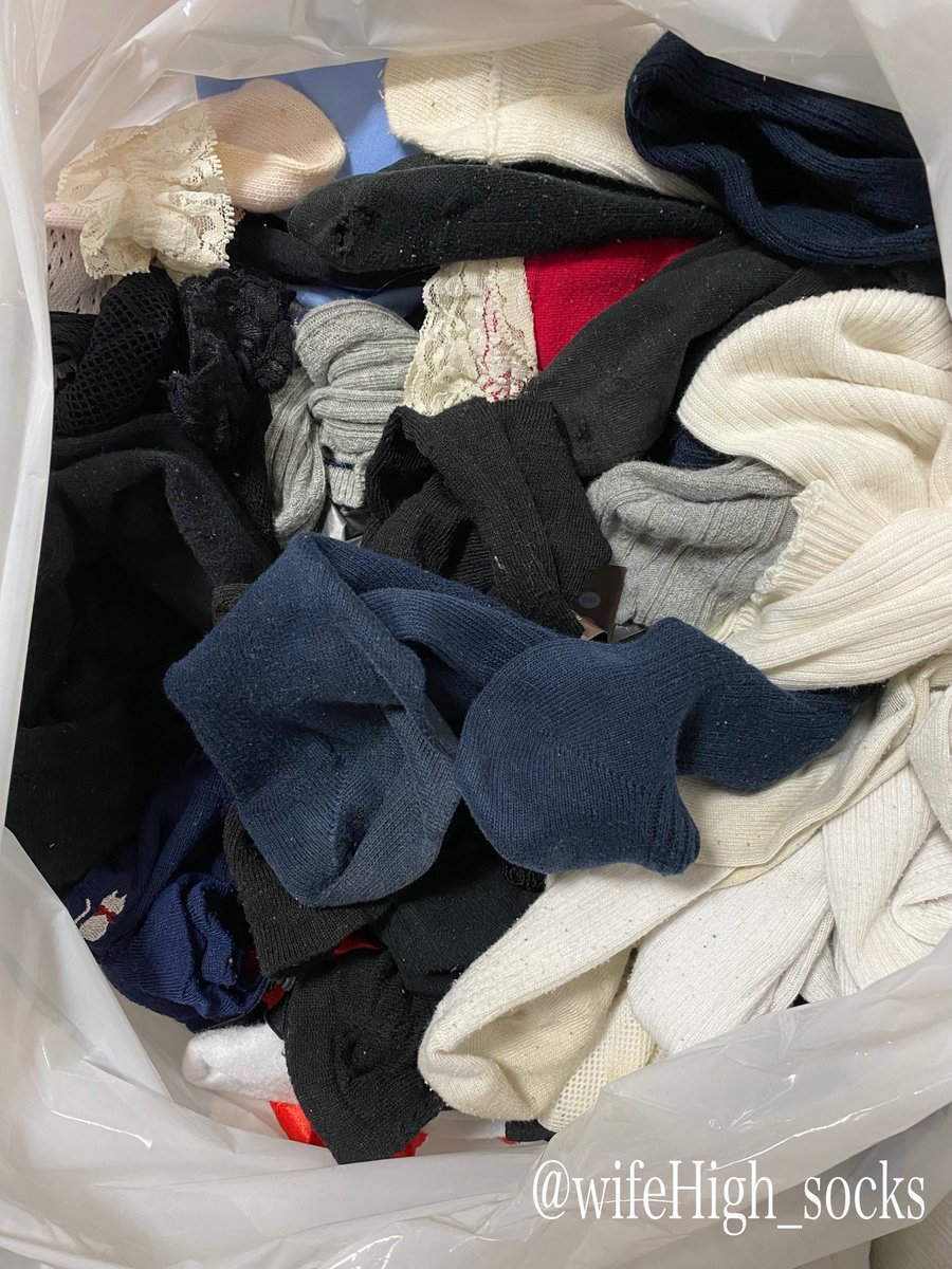 嫁ちゃんのハイソックスがだいぶ増えて嫁ちゃんに整理するように言われました🤣

嫁『ハイソックス置く場所ないよ』

僕『かなり増えたからね』

嫁『もう履いてないのとか伸びきったのもう処分してよ』

僕『どれも捨て難いな🧐』

嫁『履いてないのばっかりじゃん🤬』

楽しく2人で整理しました🤣