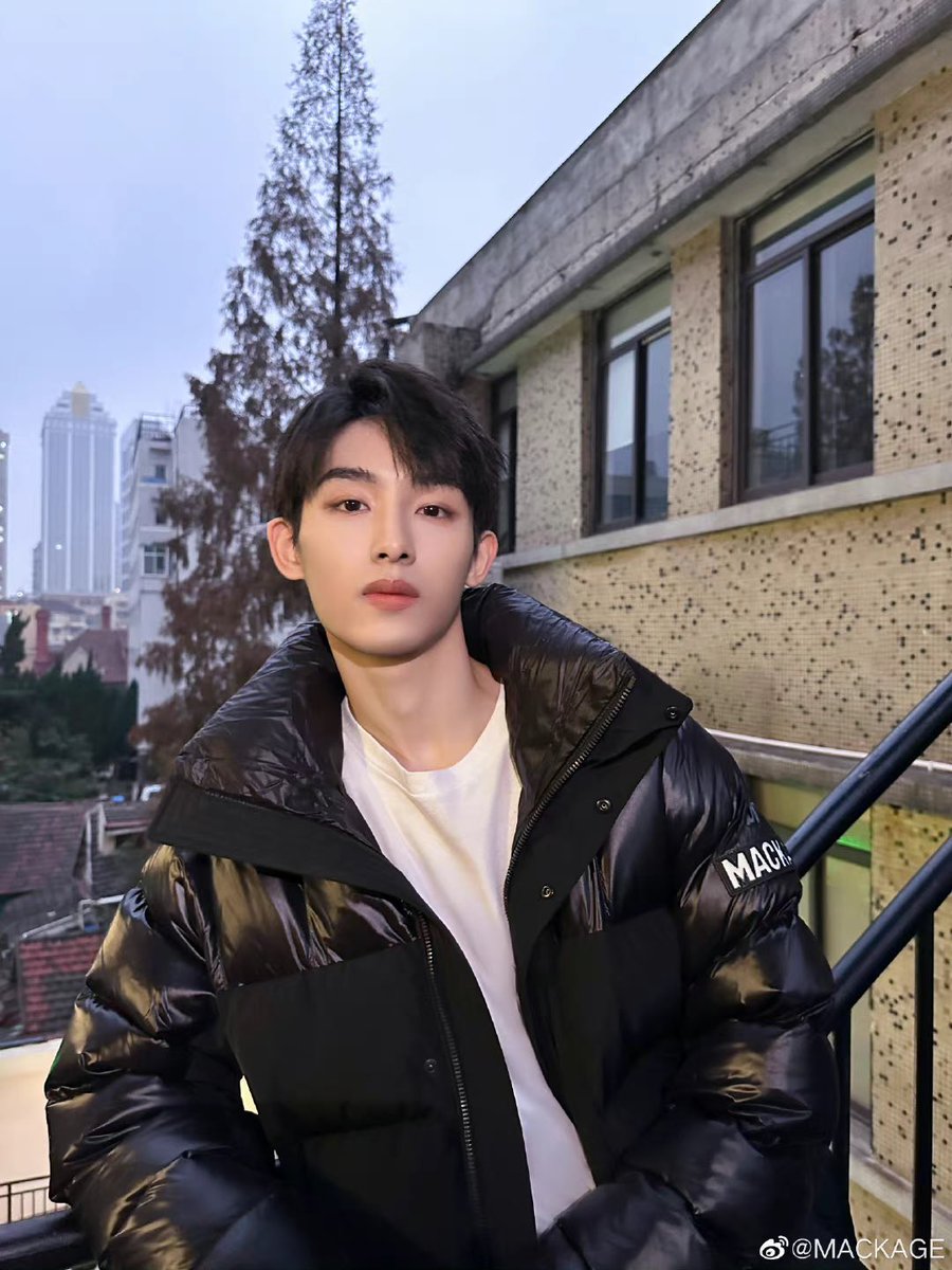 10w_w28's tweet photo. Mackage update #WINWIN https://t.co/15OBGGNzyU