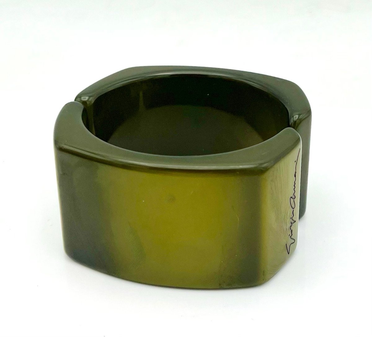 serendipitytrea's tweet image. Wide Giorgio Armani bangle olive green lucite hinged bracelet. #LuciteBangle #PlasticBangle 
$85.00
➤ etsy.com/listing/135778…