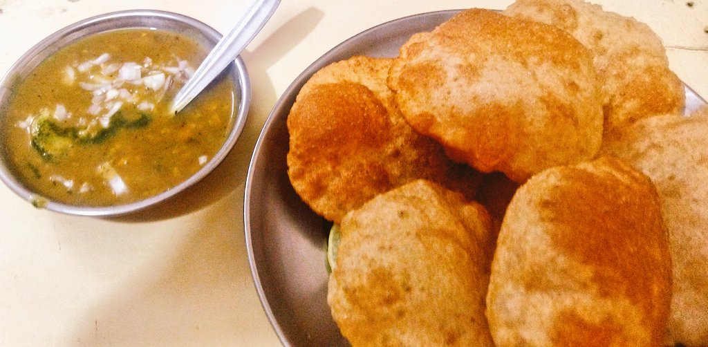 IamVanitawinnie's tweet photo. What a Sunday Binge #dalpuri
My favourite #Gupteshwarparantha
Udaipur,settled in a very humble background without any fancy decor but food is just awesome.I know atleast 100 of such places which are really gem ,so next time when you are coming to Udaipur do ask me😀😀 https://t.co/QSRGyHL28z