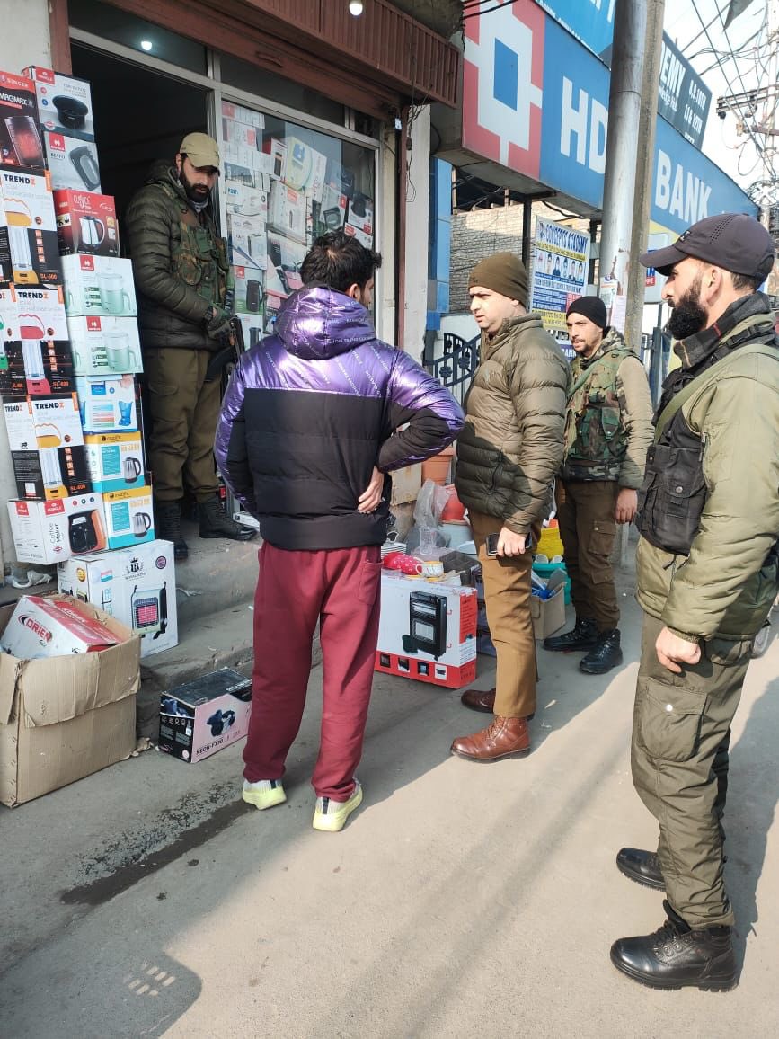 SrinagarPolice's tweet photo. Our teams led by DySPs/SHOs in every area have started checking shops selling heating appliances. Legal action will be taken whenever sub-standard, duplicate or fake product is found. Citizens can also report at 9596770502 if they come across such appliances. https://t.co/hkK0smqjle