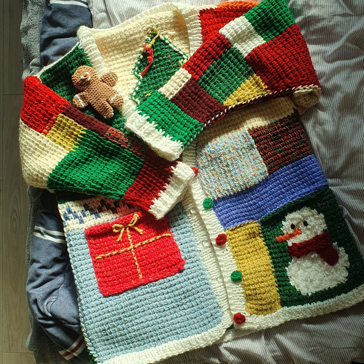 knitcyan's tweet photo. 전체사진! 선물상자는 주머니랍니다 🎁 https://t.co/FIJwd6hyDX