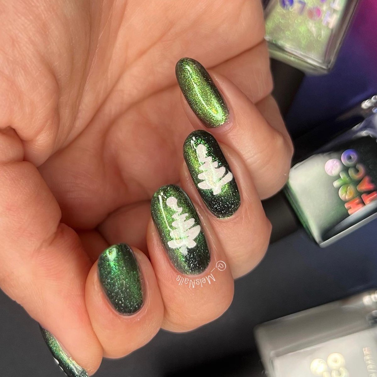 _MelsNails's tweet photo. Magnetic trees 😉🧲🪄🎄 💅🏻 @nailogical @holotaco #WitchesPotion #NotMilkyWhite #CelestialLights #SuperGlossyTaco #HoloTaco #melsnails #NailArt https://t.co/YOD2t0WPNo