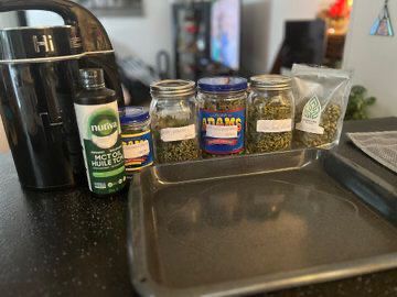Angelareed51's tweet photo. Time to get some cannabis infused Xmas baking done. Today is infused coconut oil, tomorrow will be butter, then treat creations begin. 🎅🎄💨🌿#Cannabiscommunity #CocaineBearSweep #Cocainebear #Weedlovers #420friendly #smokeweed #WeedLovers #stonerfam https://t.co/TaKLSEdC4t