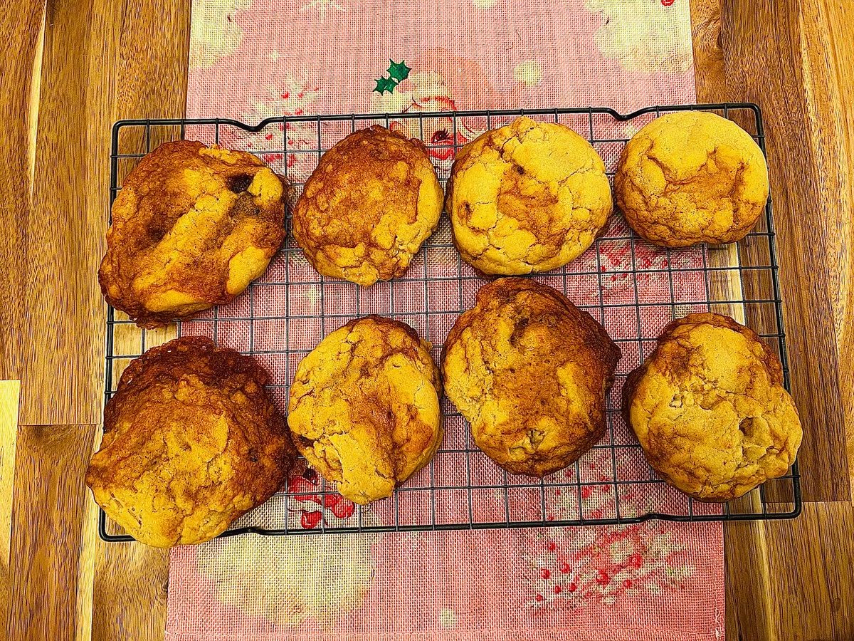 UglyApron's tweet photo. Oh my god. Are those the Gochujang Caramel cookies from New York Time Cooking’s 2022 Holiday Cookie Week? - #uglyapron @nytcooking @ericjoonho https://t.co/D9kjorfW2C