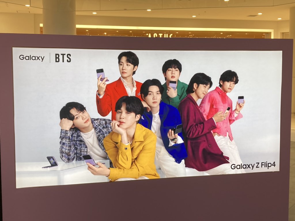 Y_study_BTS's tweet photo. ギャラクシースタッフも素敵#Galaxyのある生活 #GalaxyZFlip4 #GalaxyZFold4 #Galaxy体験中 #ChristmasPresent https://t.co/8zE1KbiqcC