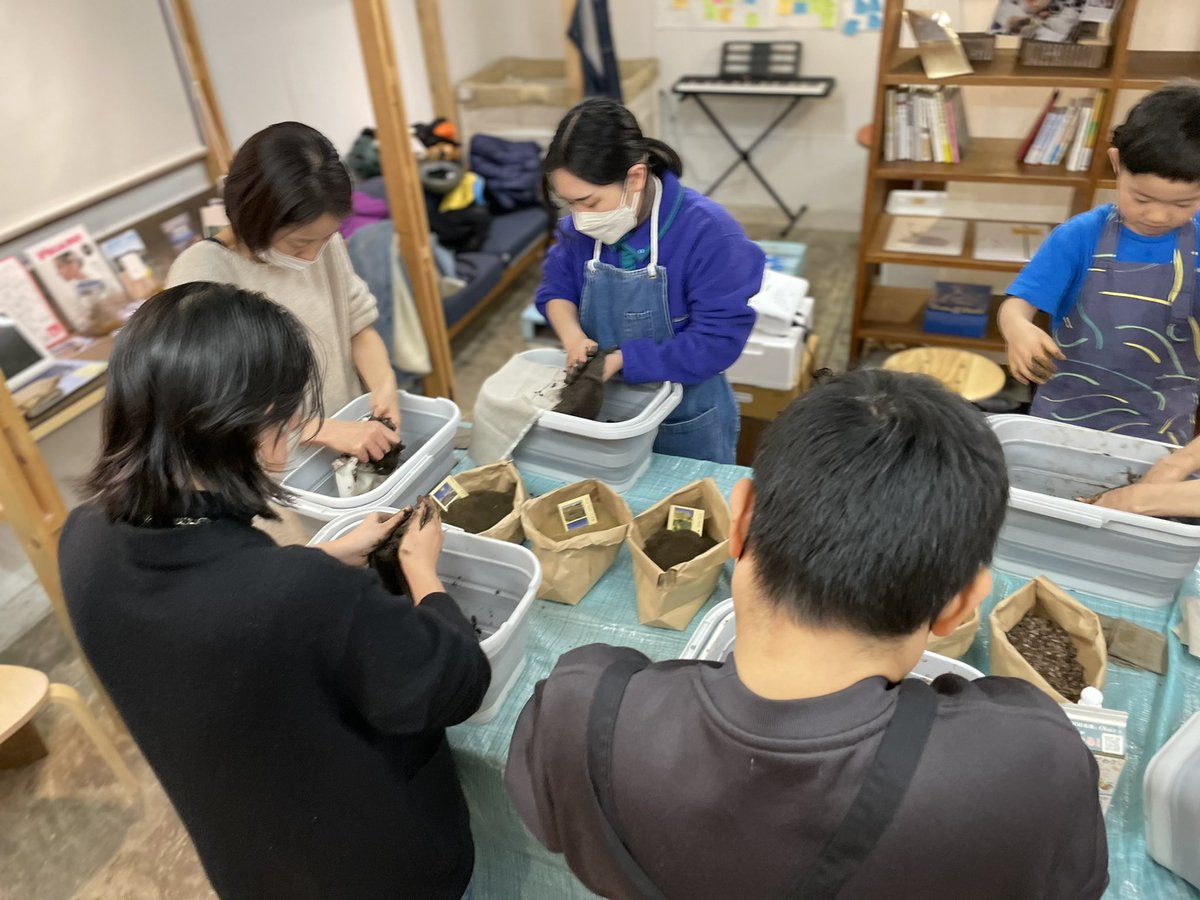 fogcojp's tweet photo. 【鳥越élab】土染めワークショップを開催中。野菜の仕入れ先ome farmの土や、 @KURAMAE_model 主催のコンポストの堆肥を使い、@Yohaku_ の残布で作ったランチマットを染めていきます。 https://t.co/3KfqskJ3Bc