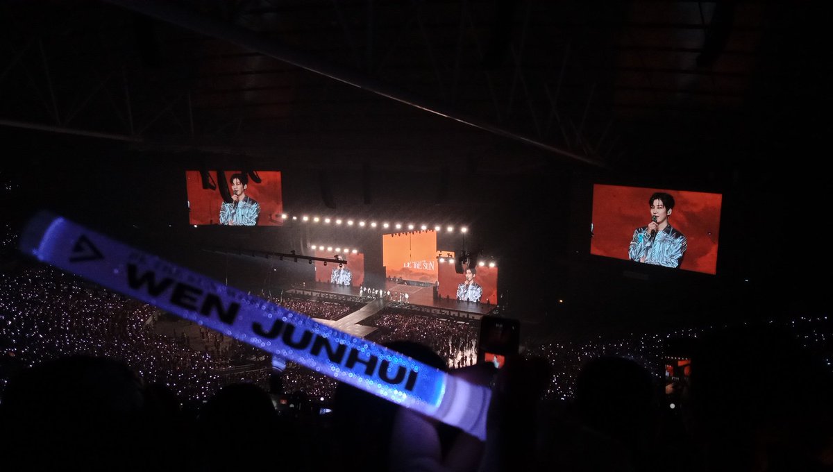 huihancart's tweet photo. thank you for the penlights @215G0 !! https://t.co/cejb1dcgg5