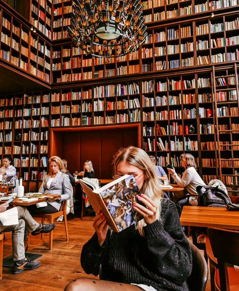 iampaolamedina's tweet photo. «Así es la lectura para mí. Es encontrar un manantial en medio de una tierra árida. Justo cuando pienso que podría morir de sed, me tropiezo con esta agua fresca y fría que de repente da nueva vida a mi corazón».
#BeverlyLewis ✍️ https://t.co/1ZOc9GbE3E