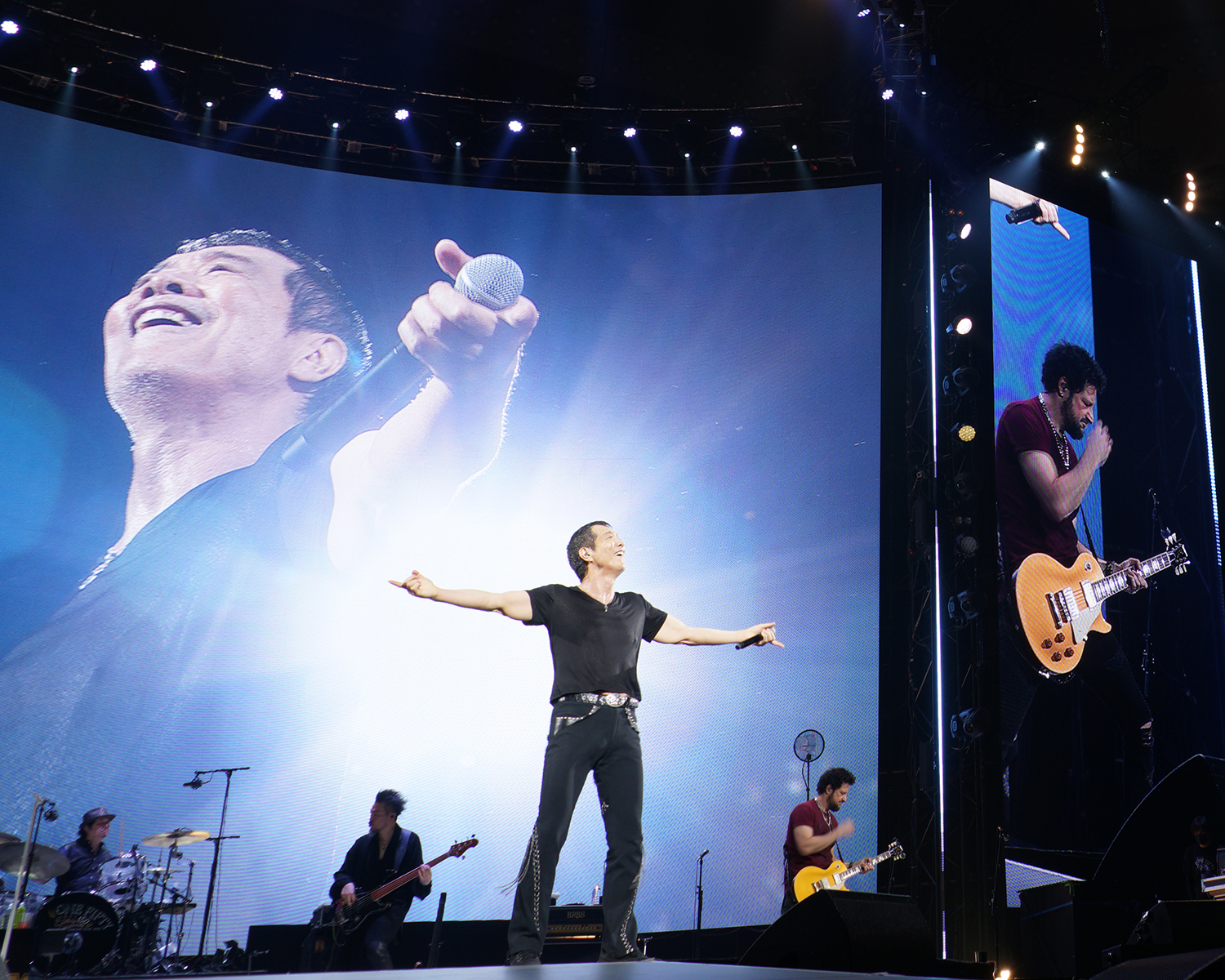 矢沢永吉 「ONE FIFTY」ホール＆アリーナツアー いよいよツアーはクライマックス‼️ 明日から #日本武道館 公演スタート！  通算150回公演を記念して、公演日限定で 1977年の初公演と2007年の100回公演で使用した 衣装やギターを場外で展示予定です🎙  【展示予定時間】 10 