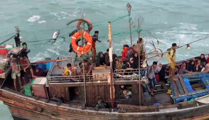 BBCSiva's tweet photo. Rescued.
But the #Rohingya people yet to be off loaded.
#Doctors rushing to coast to check including #covid tests
#Myanmar #Bangladesh #Refugees https://t.co/YEOvJ1eDYG