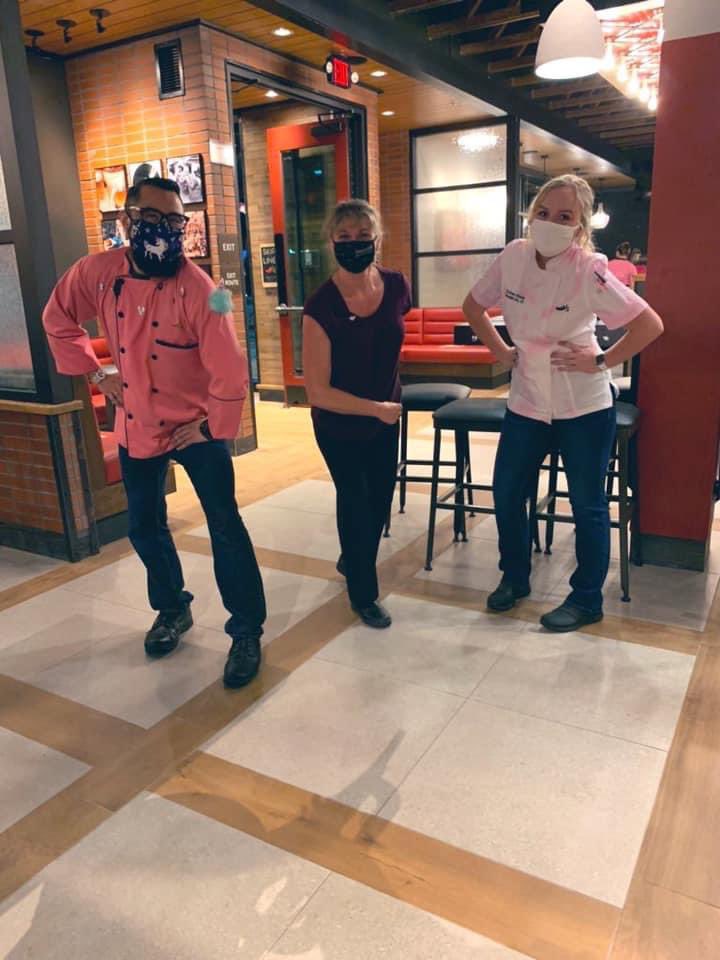 BritneeHogue's tweet photo. it’s called a ✨glow up✨.                   trainer days vs managing.🥹🌶@Chilis @hasquet @kdhochman @dougcomings @anarchy_bus #nro #chilislove https://t.co/pgah0CAkDF